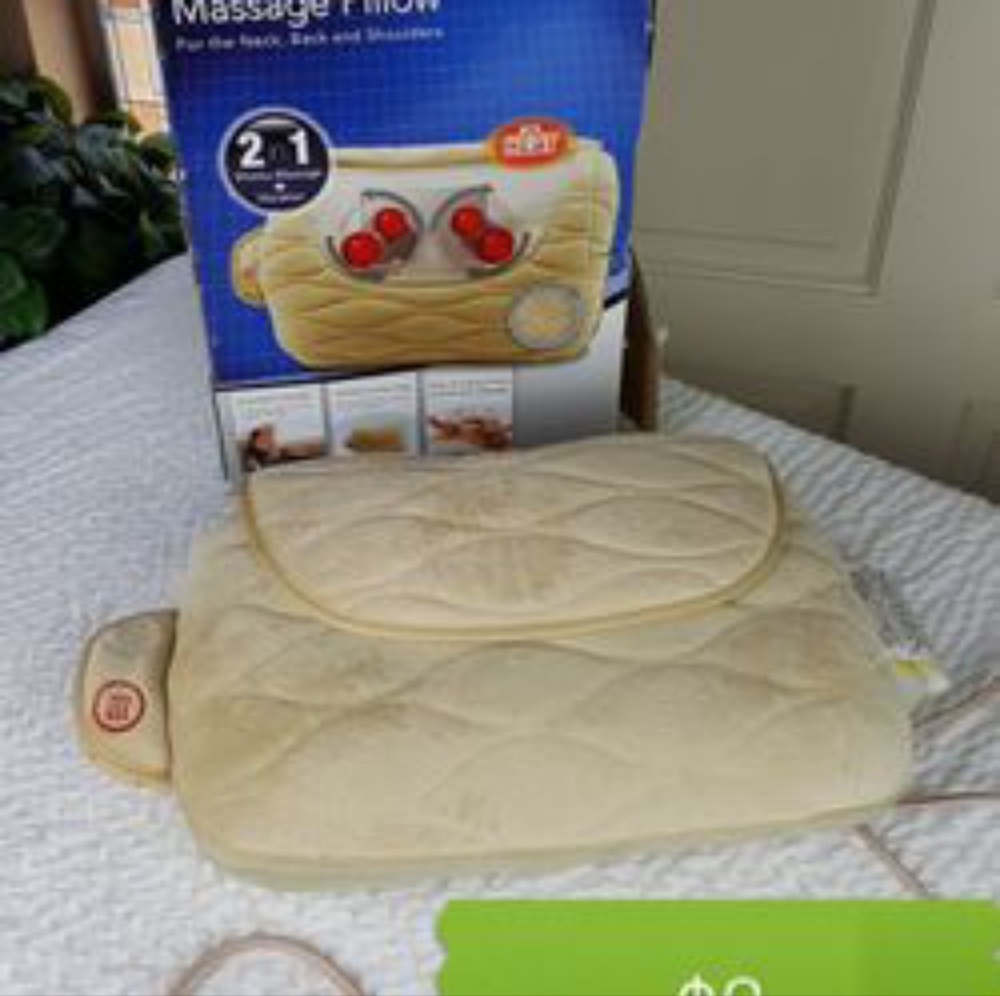 Massaging pillow